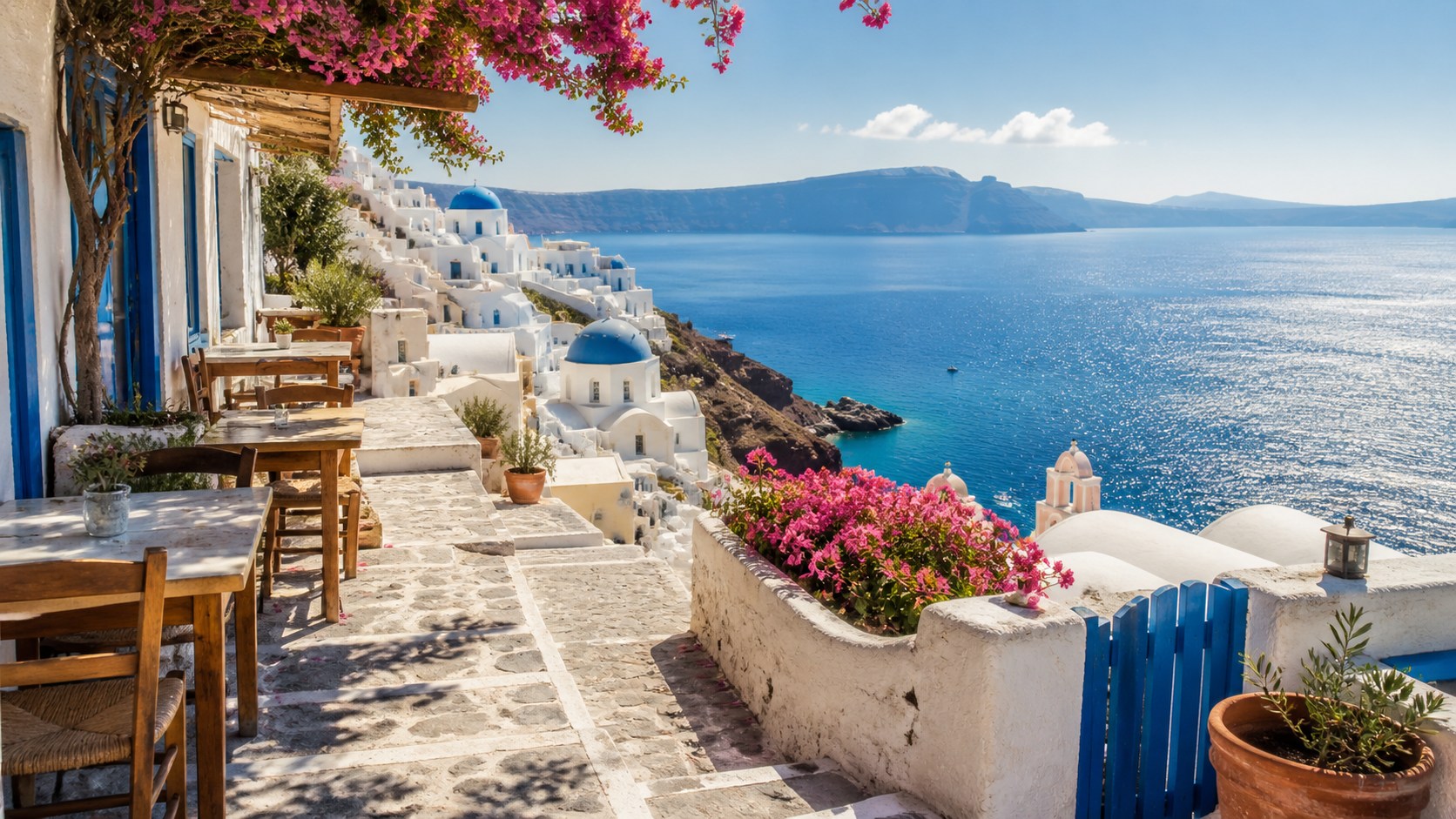 Hvide huse og terrasse med udsigt over havet på Kreta i Grækenland
